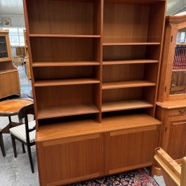 Teakowa biblioteczka