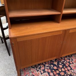 Teakowa biblioteczka