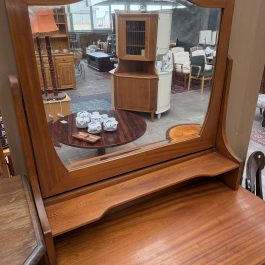 Komoda z lustrem toaletka